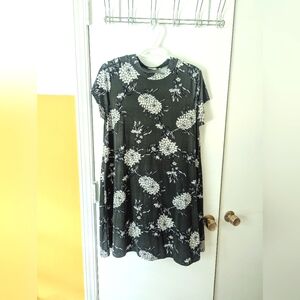 Flowy, loose fitting flower-print dress in olive green